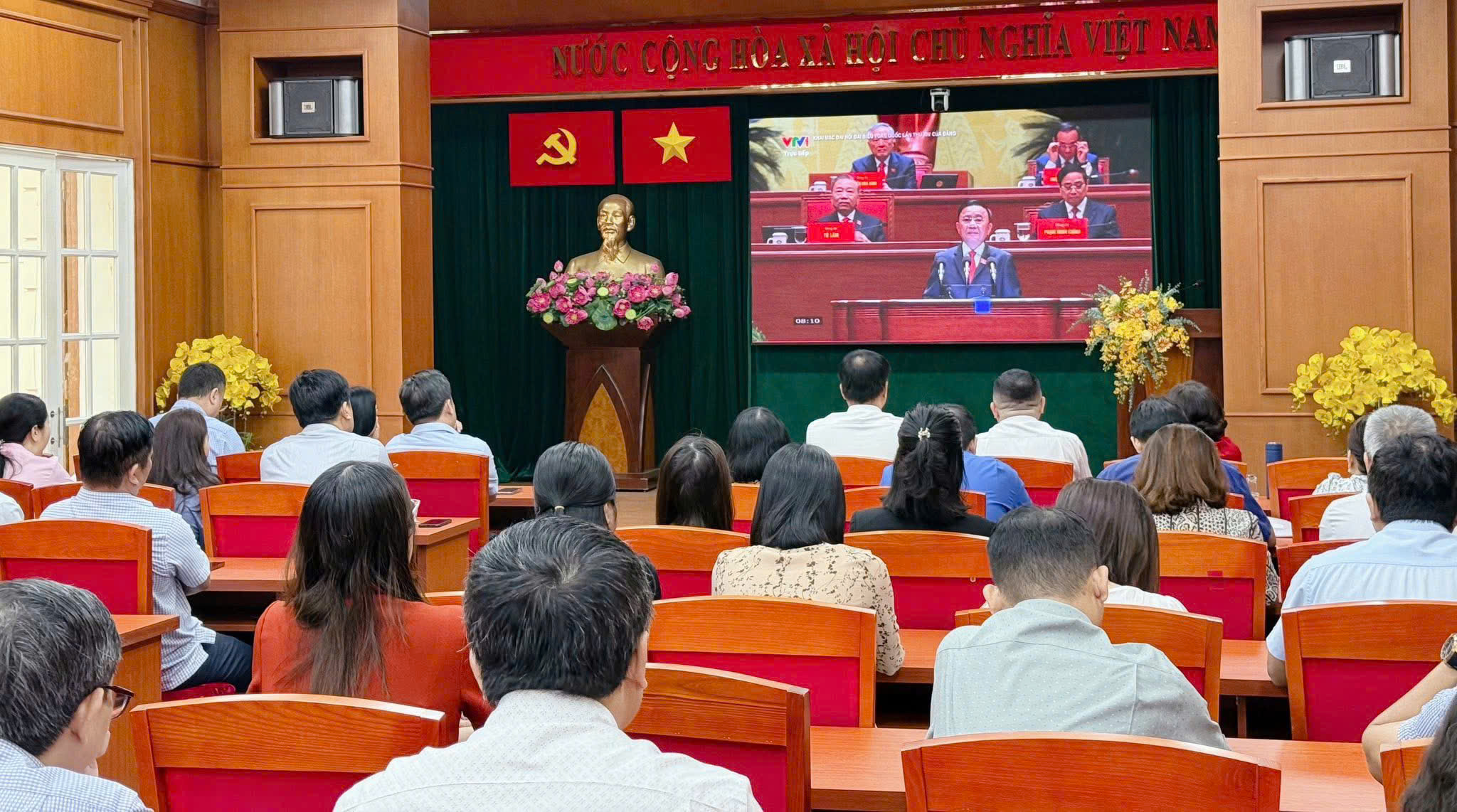 Người dân TP.HCM gửi gắm kỳ vọng qua lễ khai mạc Đại hội XIV của Đảng - Ảnh 6.