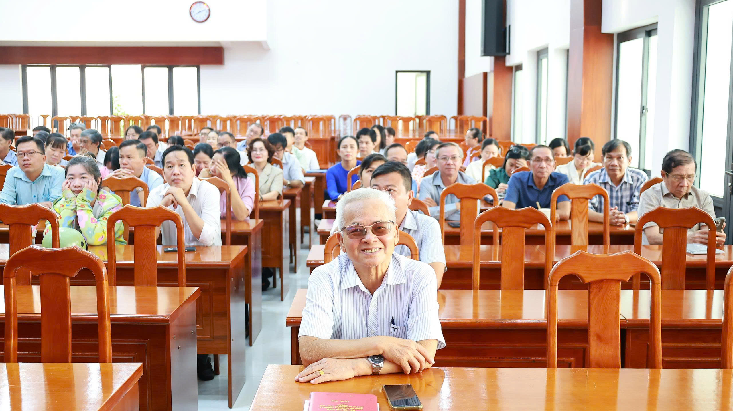 Người dân TP.HCM gửi gắm kỳ vọng qua lễ khai mạc Đại hội XIV của Đảng - Ảnh 7.