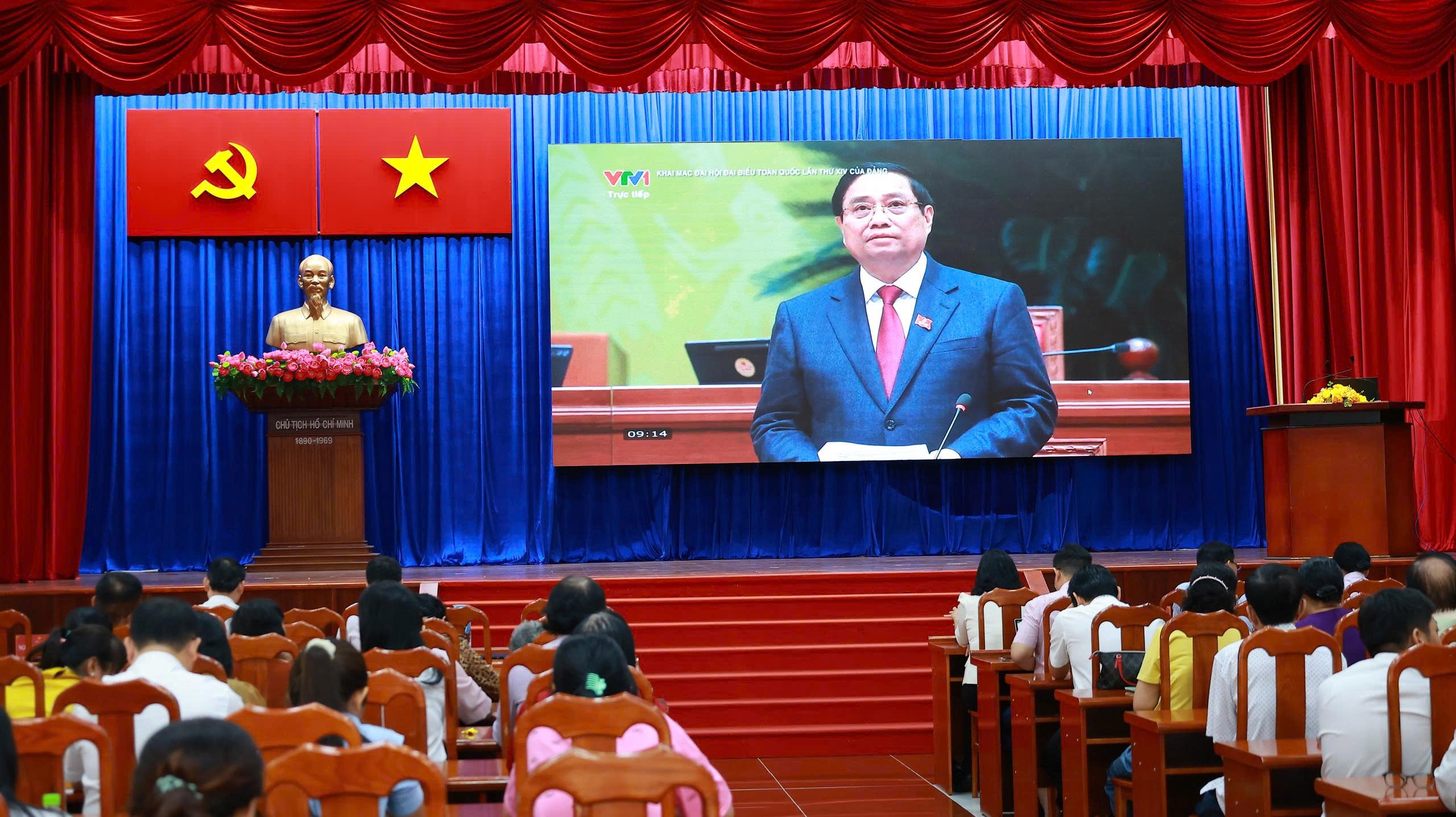 Người dân TP.HCM gửi gắm kỳ vọng qua lễ khai mạc Đại hội XIV của Đảng - Ảnh 9.