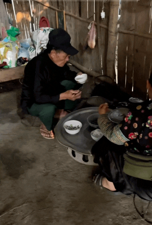 Sốc nhất MXH hôm nay: Cụ ông đi 1000km để gặp bạn gái quen trên mạng, quyết đón về làm vợ chỉ sau 2 ngày 