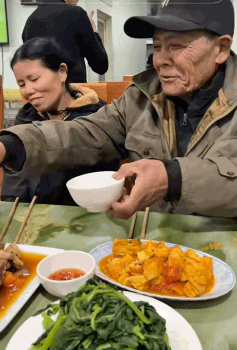 Sốc nhất MXH hôm nay: Cụ ông đi 1000km để gặp bạn gái quen trên mạng, quyết đón về làm vợ chỉ sau 2 ngày 