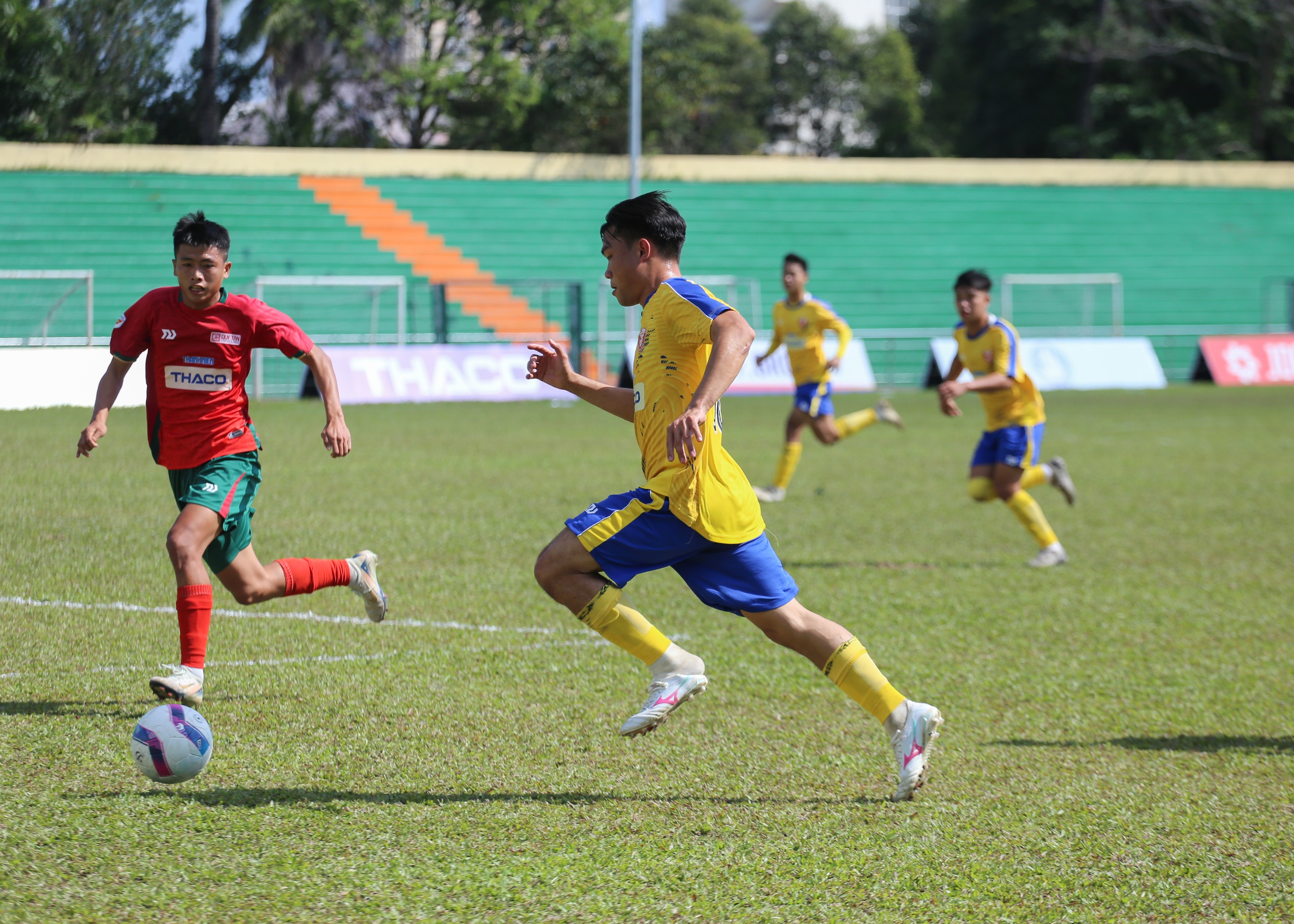 Cô gái vượt ngàn cây số để chụp ảnh cho đội bóng đến từ Cố đô Huế- Ảnh 3.