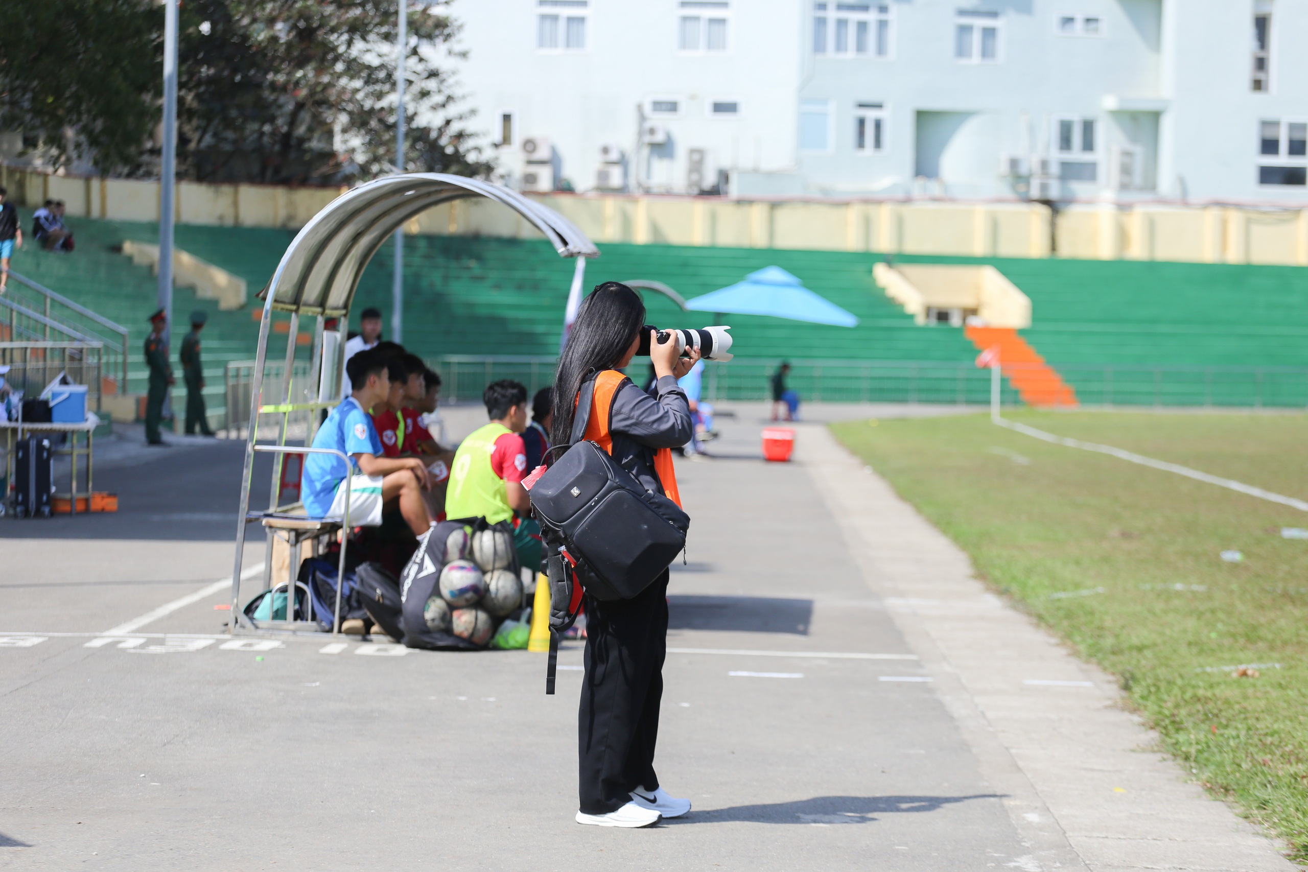 Cô gái vượt ngàn cây số để chụp ảnh cho đội bóng đến từ Cố đô Huế- Ảnh 2.