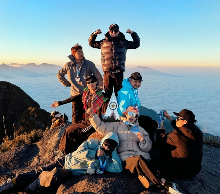 Nhóm của anh Sơn thực hiện hành trình 2 ngày 1 đêm. Sau khi chinh phục đỉnh núi, cả nhóm ở lại nghỉ ngơi, nấu ăn và ngắm cảnh trên đỉnh.