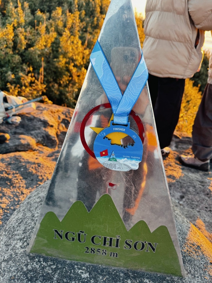 Đỉnh cao nhất trong quần thể năm đỉnh của Ngũ Chỉ Sơn mới được người dân địa phương mở lối lên vào cuối năm 2017, bằng việc lắp đặt một số cầu thang gỗ và dây hỗ trợ nhằm bảo đảm an toàn cho người leo núi. Chóp inox trên đỉnh được cắm vào cuối năm 2018.