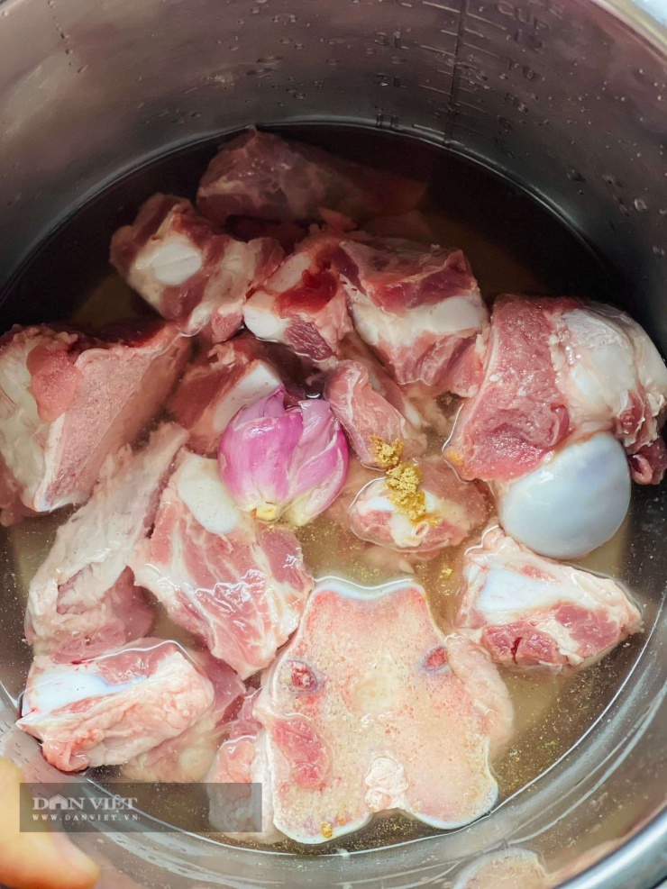 1 củ hành khô, chút bột gừng luộc sơ qua và rửa sạch.