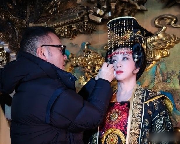 Cần có lệnh cấm minh tinh này cưa sừng làm nghé: 75 tuổi vẫn đóng thiếu nữ 16, không tự soi gương à?- Ảnh 3.