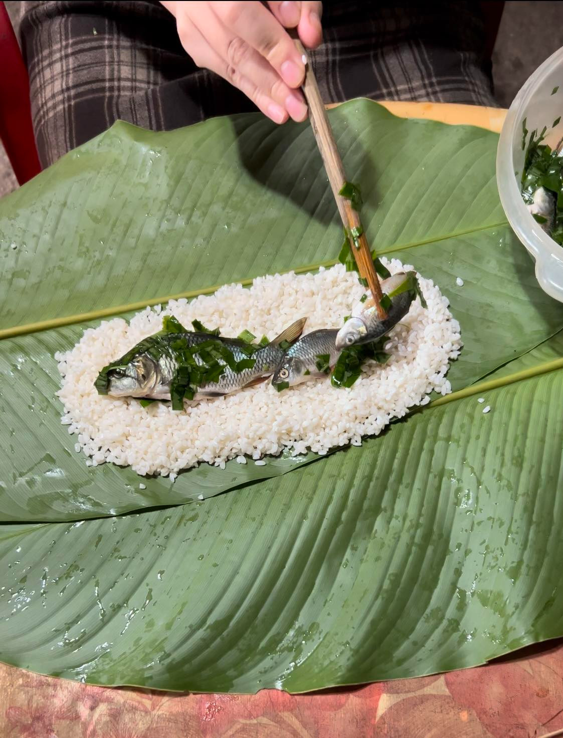 Người sành ăn săn lùng “bánh chưng nhân cá chép”: 500.000 đồng/cặp vẫn không đủ bán- Ảnh 3.