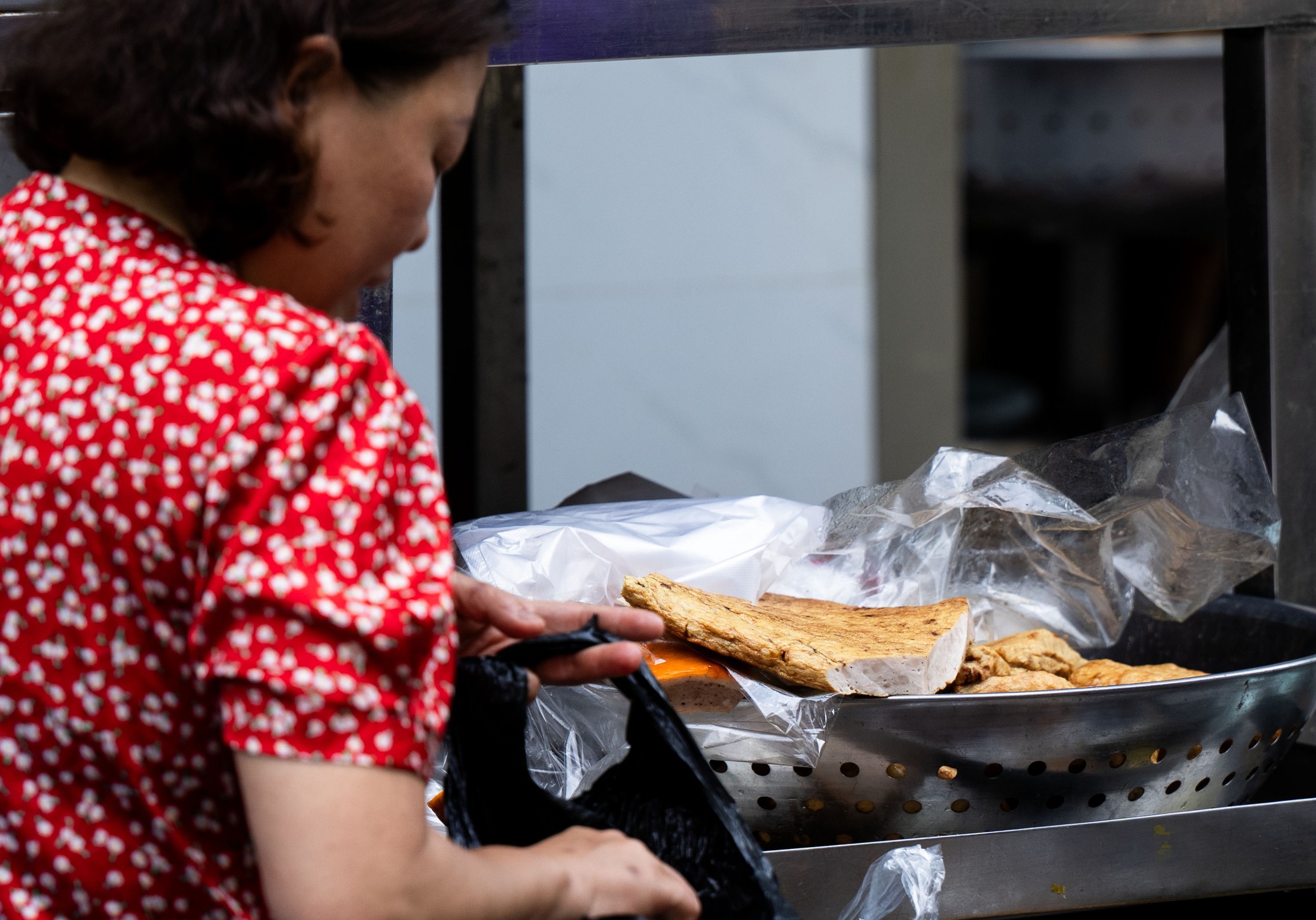 Cảnh tượng khó tin tại cơ sở giò chả ở phố cổ Hà Nội sau khi bị phát hiện dùng chất cấm, tuồn ra thị trường 300 tấn suốt 3 năm- Ảnh 2.