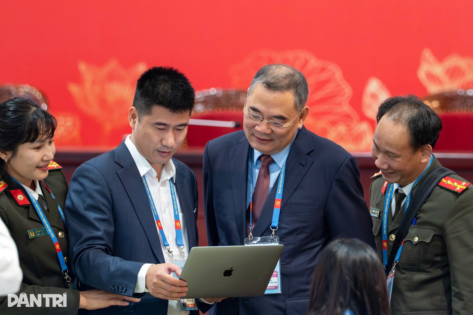 Thủ tướng thăm Trung tâm Báo chí phục vụ Đại hội XIV của Đảng - 10