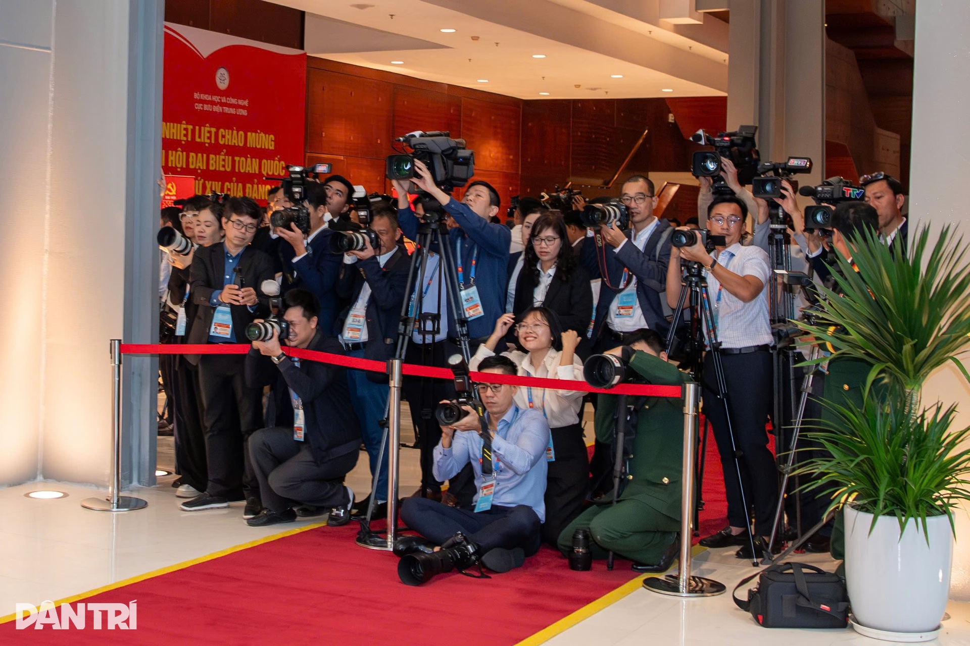 Thủ tướng thăm Trung tâm Báo chí phục vụ Đại hội XIV của Đảng - 11