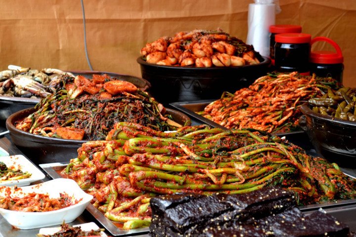 Tại Hàn Quốc có hơn 200 loại kim chi khác nhau. (Ảnh: INF)