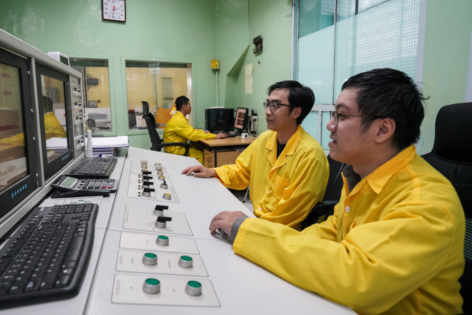 Kỹ sư làm việc tại lò phản ứng hạt nhân Đà Lạt. Ảnh: VNE
