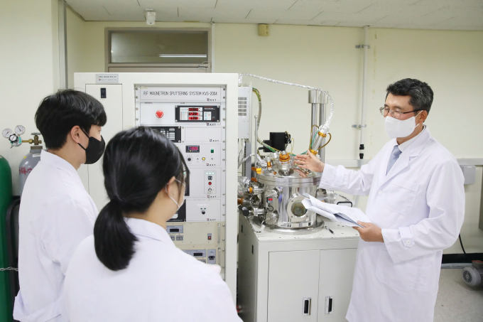 Trải nghiệm học tập và nghiên cứu thực tế của sinh viên trong môi trường công nghiệp công nghệ cao tại Hàn Quốc. Ảnh: Đại học Gachon