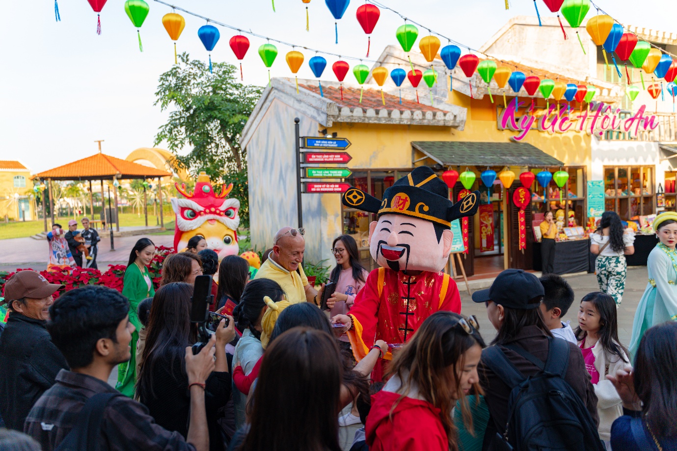 Giới trẻ “rần rần” lên lịch đi Hội An check-in Đèn lồng khổng lồ & Drone đèn lồng Rồng – Phượng độc đáo Tết 2026- Ảnh 3.