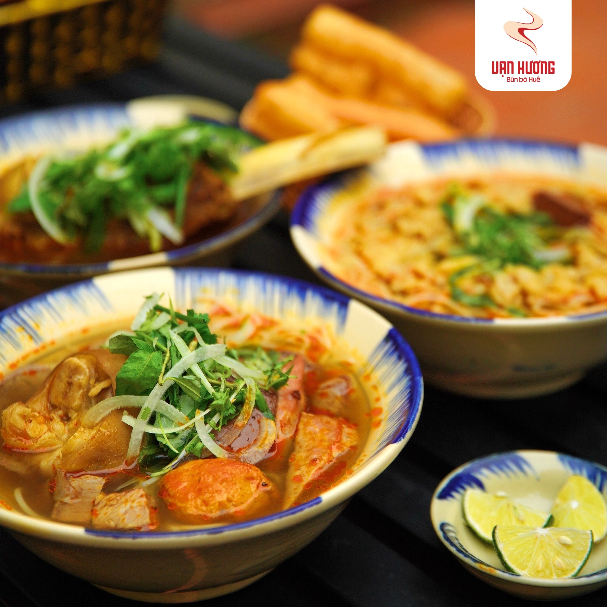 Khách Tây choáng khi bước vào quán bún bò Huế ở Việt Nam: Giá bát bún còn gây bất ngờ hơn nữa- Ảnh 3.