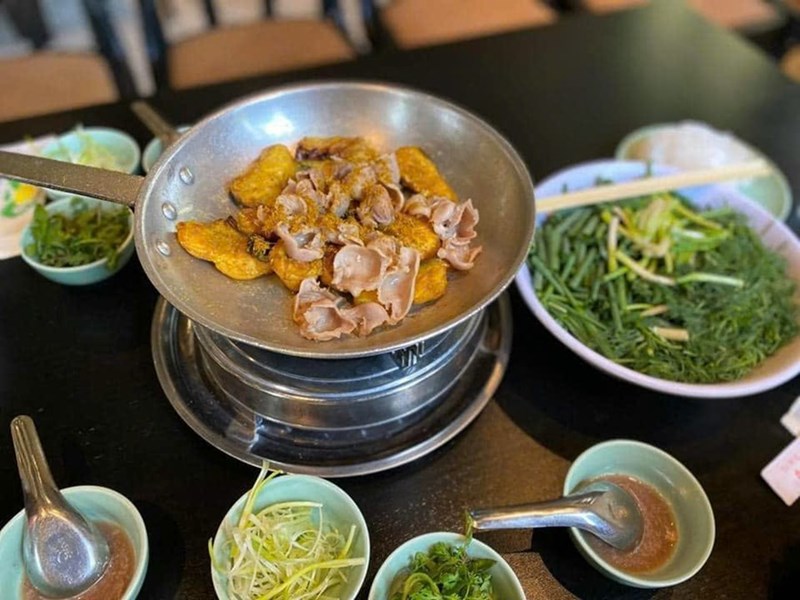 Khách Tây choáng khi bước vào quán bún bò Huế ở Việt Nam: Giá bát bún còn gây bất ngờ hơn nữa- Ảnh 9.