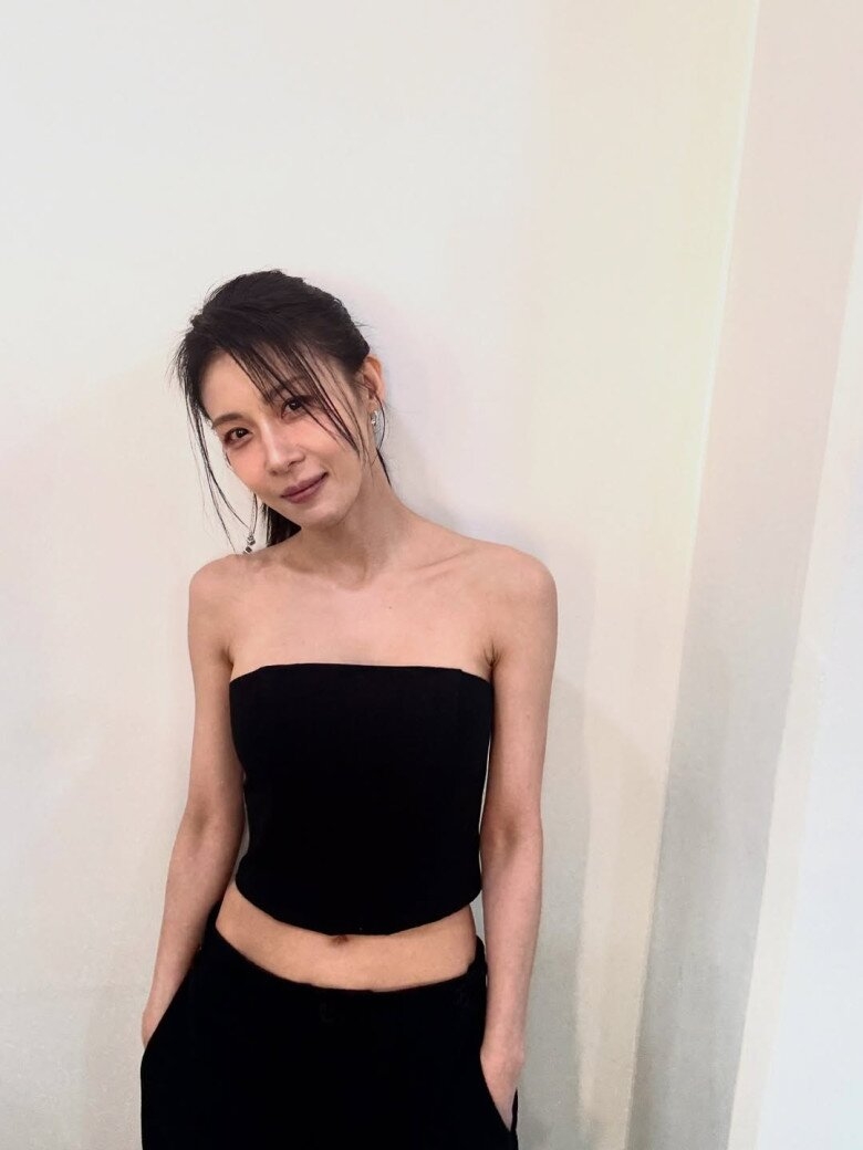 Không thể tin có cặp chị em lệch nhau 16 tuổi: Nhà gái U50 mà quá trẻ, mặt đó phải trừ 20 tuổi- Ảnh 2.