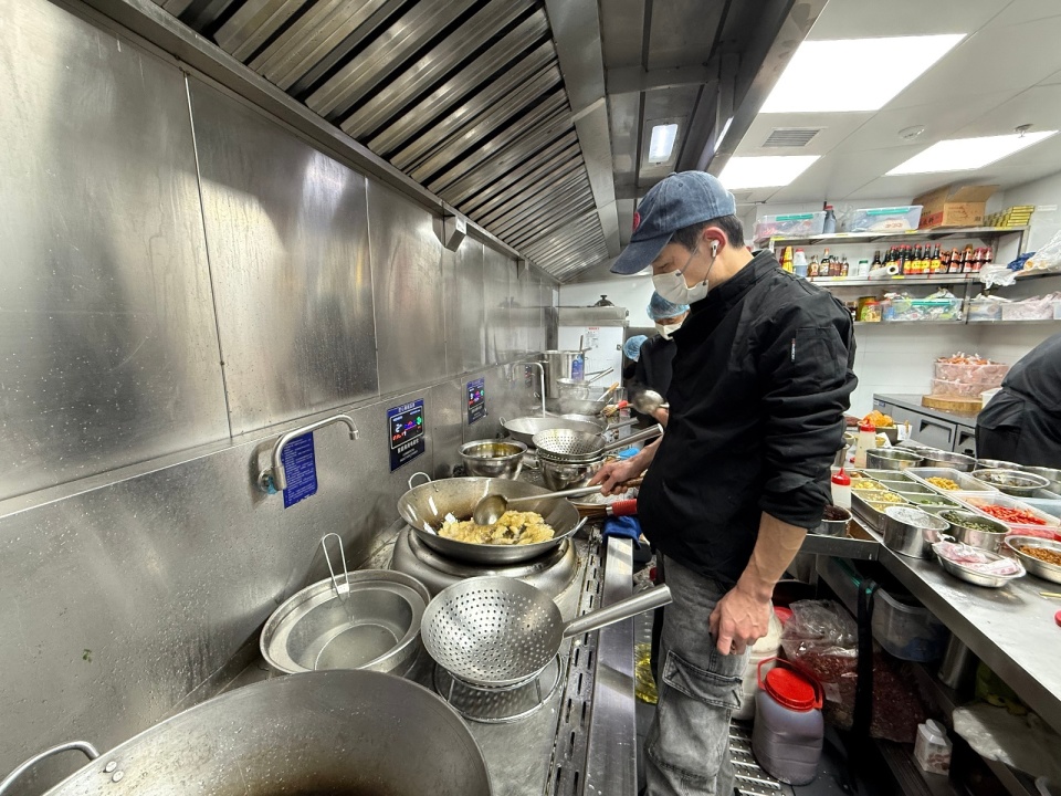 Thạc sĩ 30 tuổi bỏ lương 125 triệu đồng/tháng đi bán cơm quê: 1 ngày đi 20.000 bước bưng đồ ăn, doanh thu 700 triệu đồng/tuần- Ảnh 4.