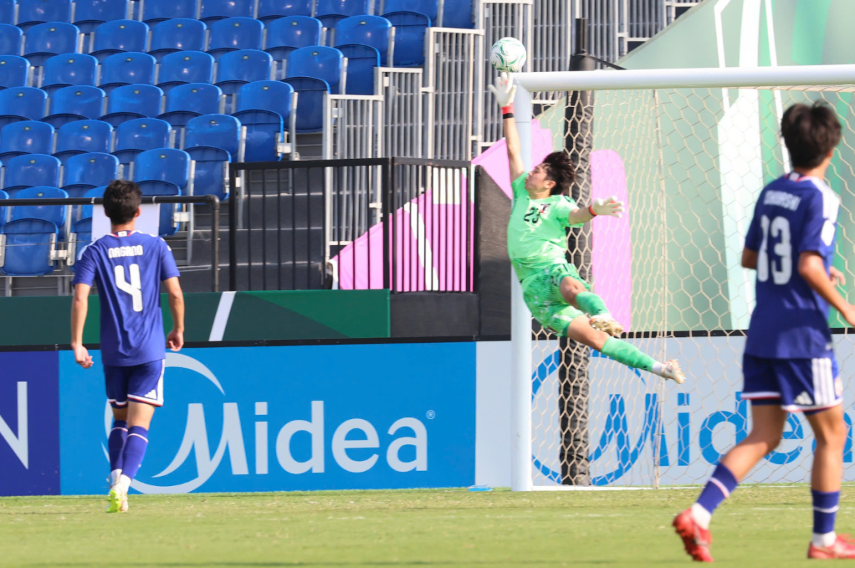 Jang Seok-hwan dứt điểm đưa bóng dội trúng điểm nối giữa xà ngang và cột dọc khung thành Nhật Bản. Ảnh: AFC