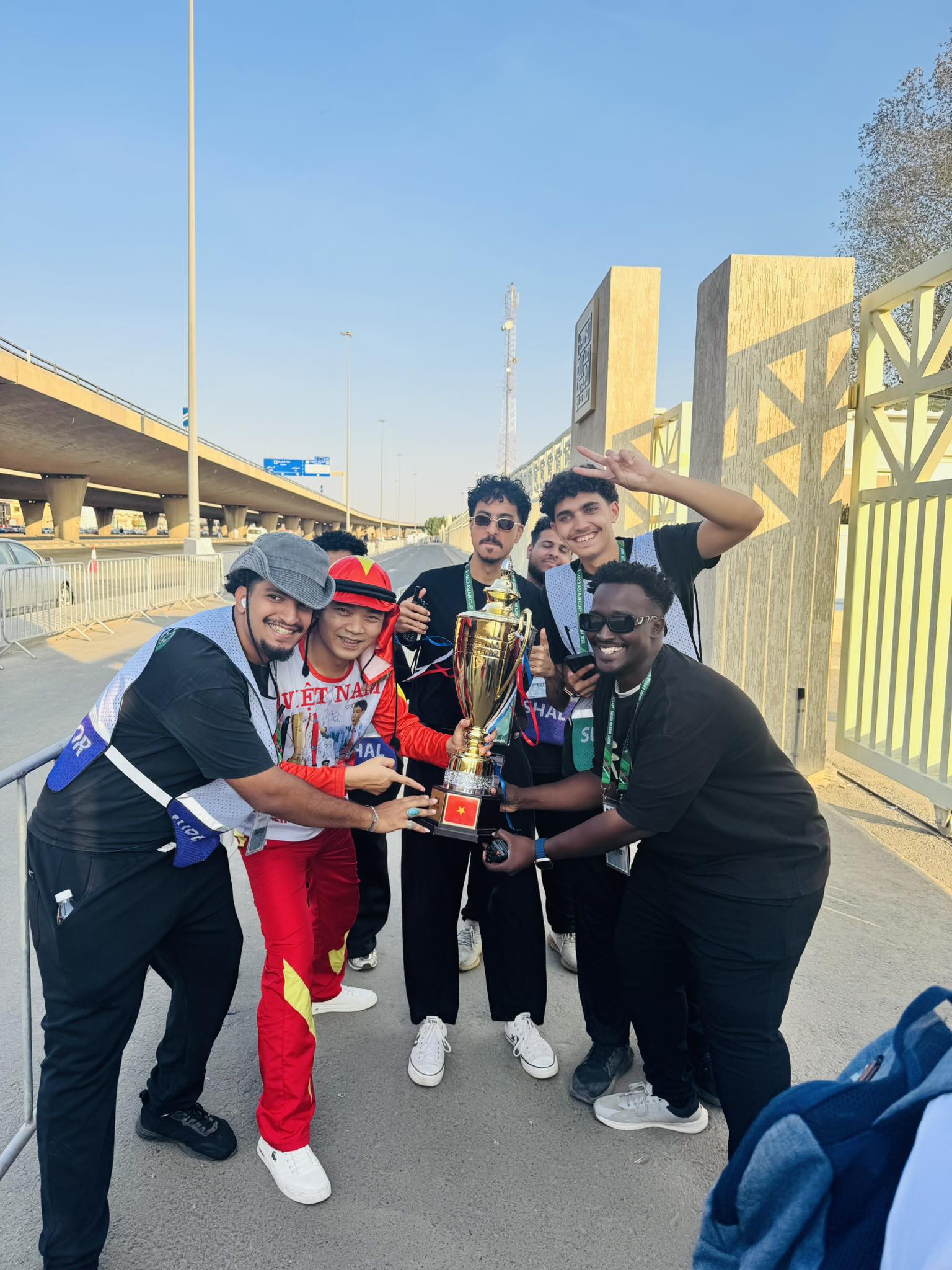 Cổ động viên Việt Nam áp đảo cổ động viên Trung Quốc trên sân - Ảnh 2.