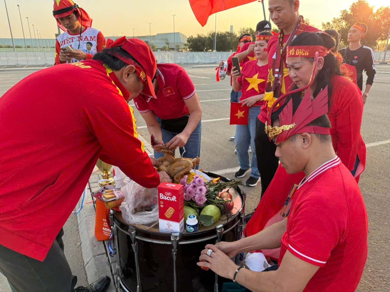 Cổ động viên Việt Nam áp đảo cổ động viên Trung Quốc trên sân - Ảnh 4.