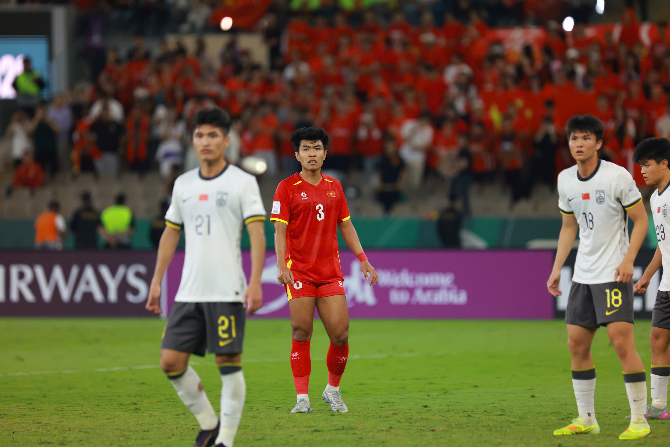 Hiểu Minh chấn thương nặng, Lý Đức thẻ đỏ: Hàng thủ U.23 Việt Nam vụn vỡ, thua đậm U.23 Trung Quốc- Ảnh 8.