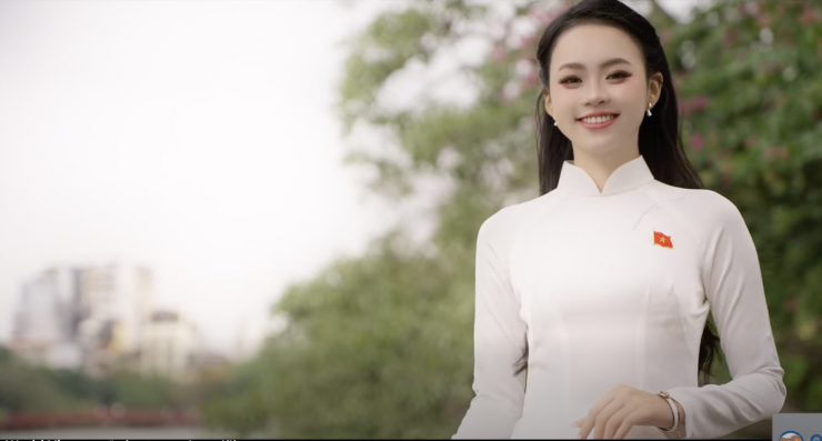 Thùy Dung diện tà áo dài trắng "gây thương nhớ" khi giới thiệu "mùa vấn vương" của Hà Nội.