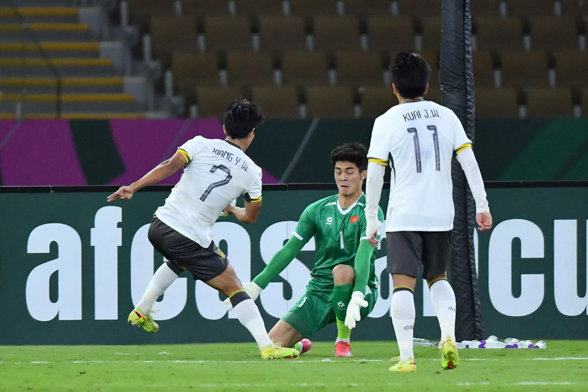 Trung Quốc (trắng) khiến thủ môn Trung Kiên (xanh) nhiều lần vất vả cứu thua, trên sân Prince Abdullah Al-Faisal Sports City, thành phố Jeddah, Arab Saudi ngày 20/1/2026. Ảnh: AFC