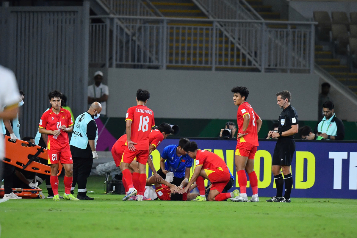 Hiểu Minh (ôm mặt) dính chấn thương nặng ở đầu gối phải, trong trận gặp Trung Quốc trên sân Prince Abdullah Al-Faisal Sports City, thành phố Jeddah, Arab Saudi ngày 20/1/2026. Ảnh: AFC