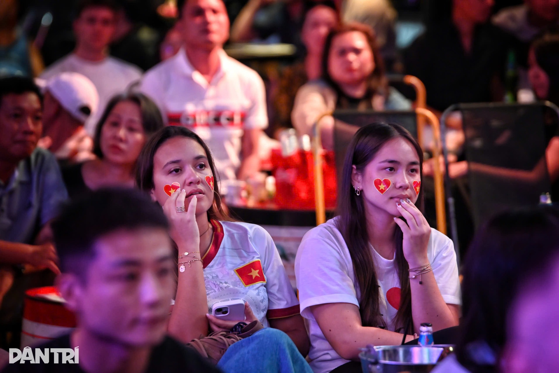 Nỗi buồn trên gương mặt CĐV TPHCM sau trận thua Trung Quốc - 3