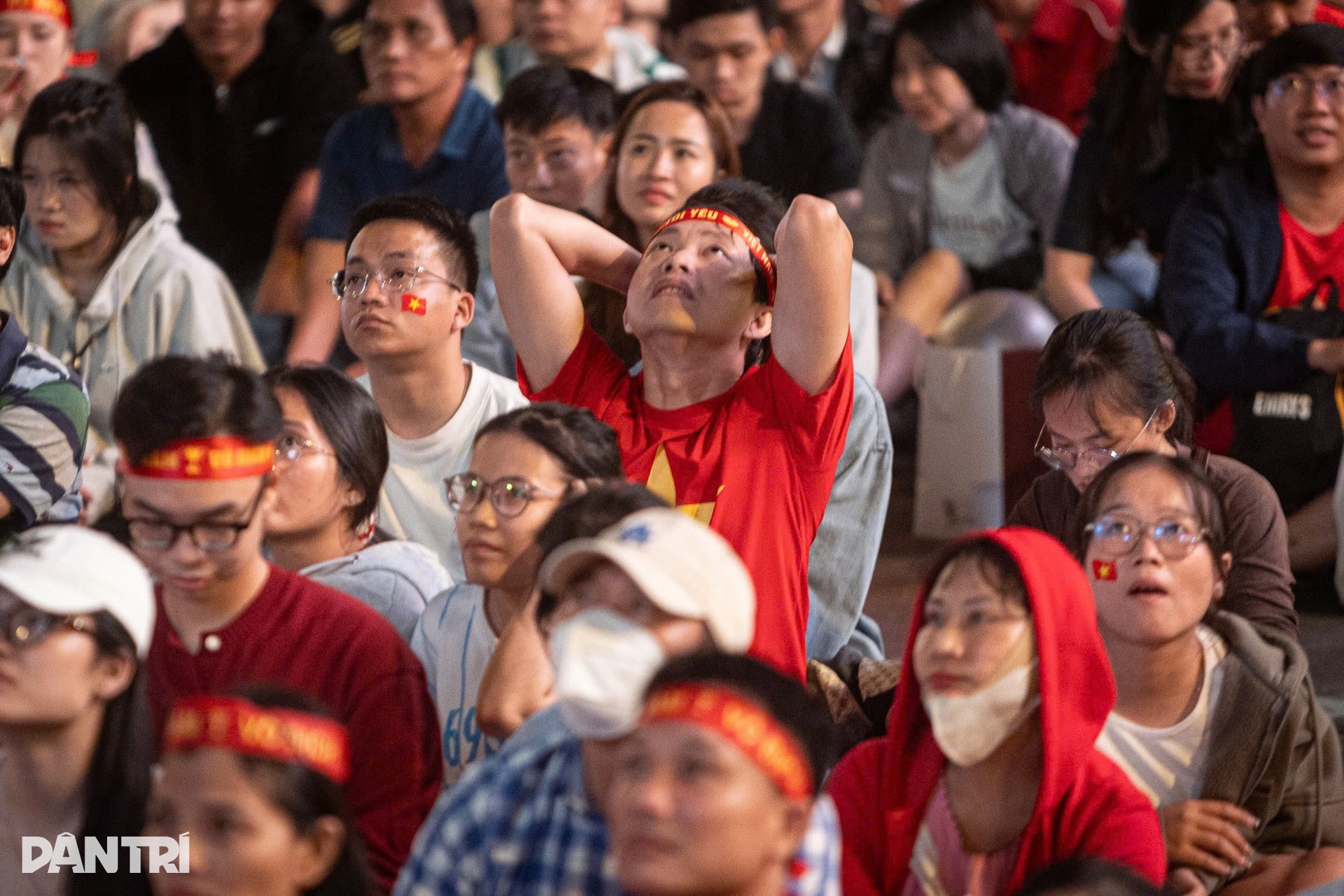 Nỗi buồn trên gương mặt CĐV TPHCM sau trận thua Trung Quốc - 4