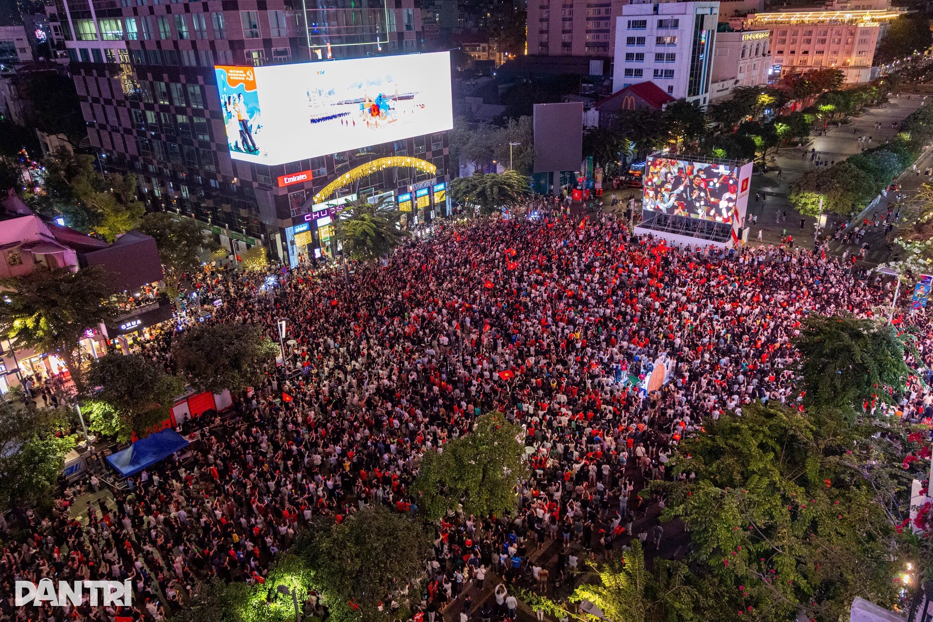 Nỗi buồn trên gương mặt CĐV TPHCM sau trận thua Trung Quốc - 8