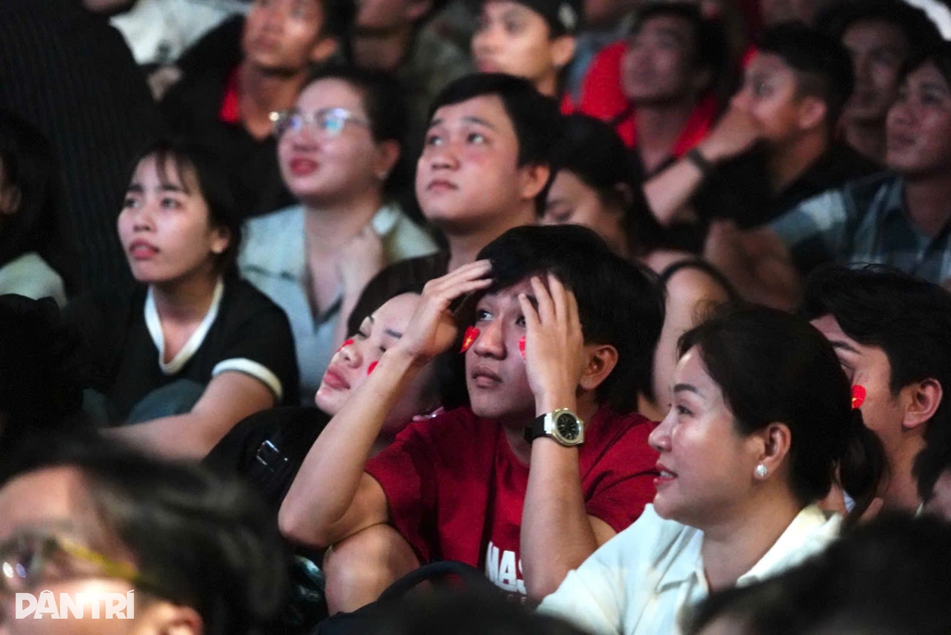 Nỗi buồn trên gương mặt CĐV TPHCM sau trận thua Trung Quốc - 10
