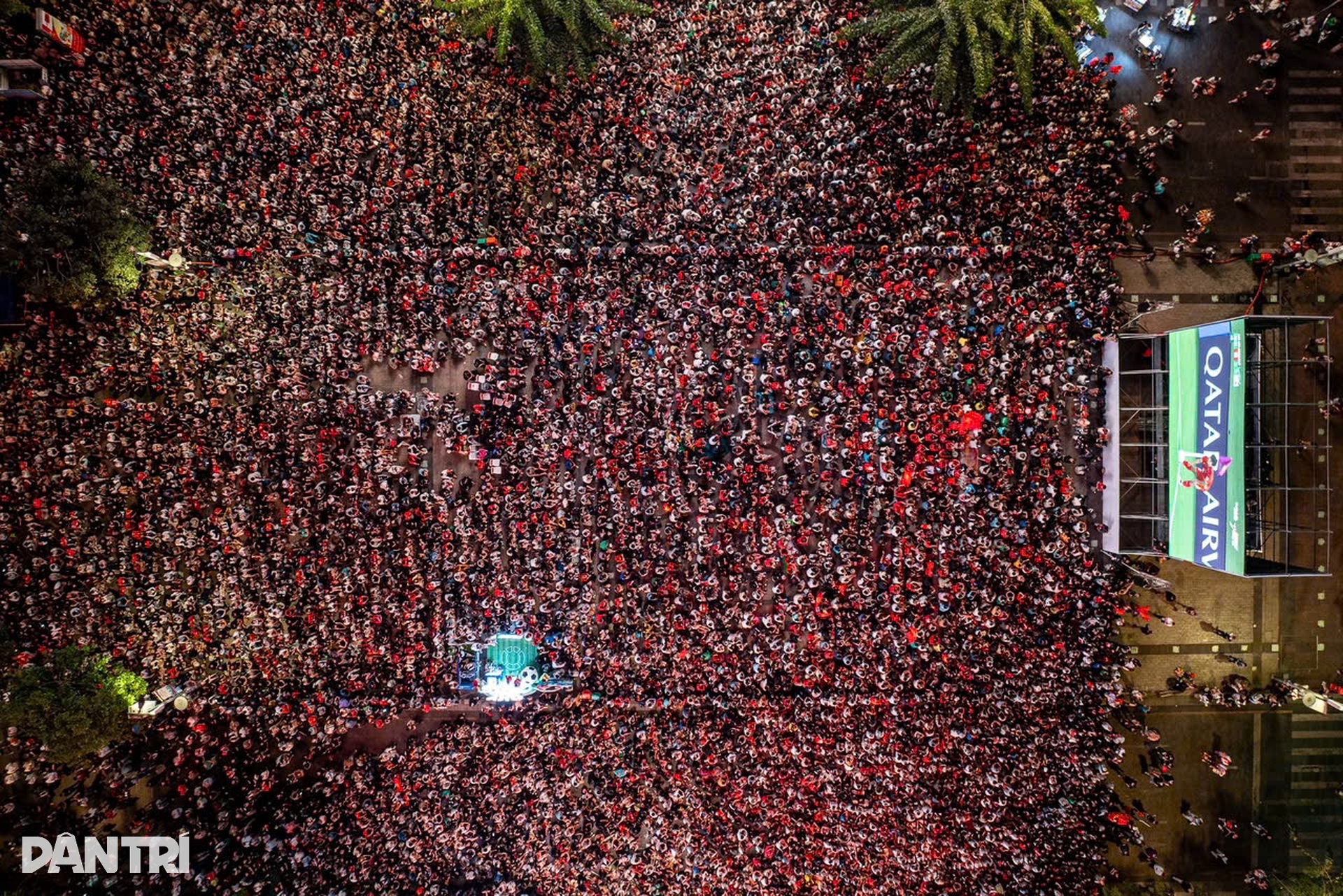 Nỗi buồn trên gương mặt CĐV TPHCM sau trận thua Trung Quốc - 9