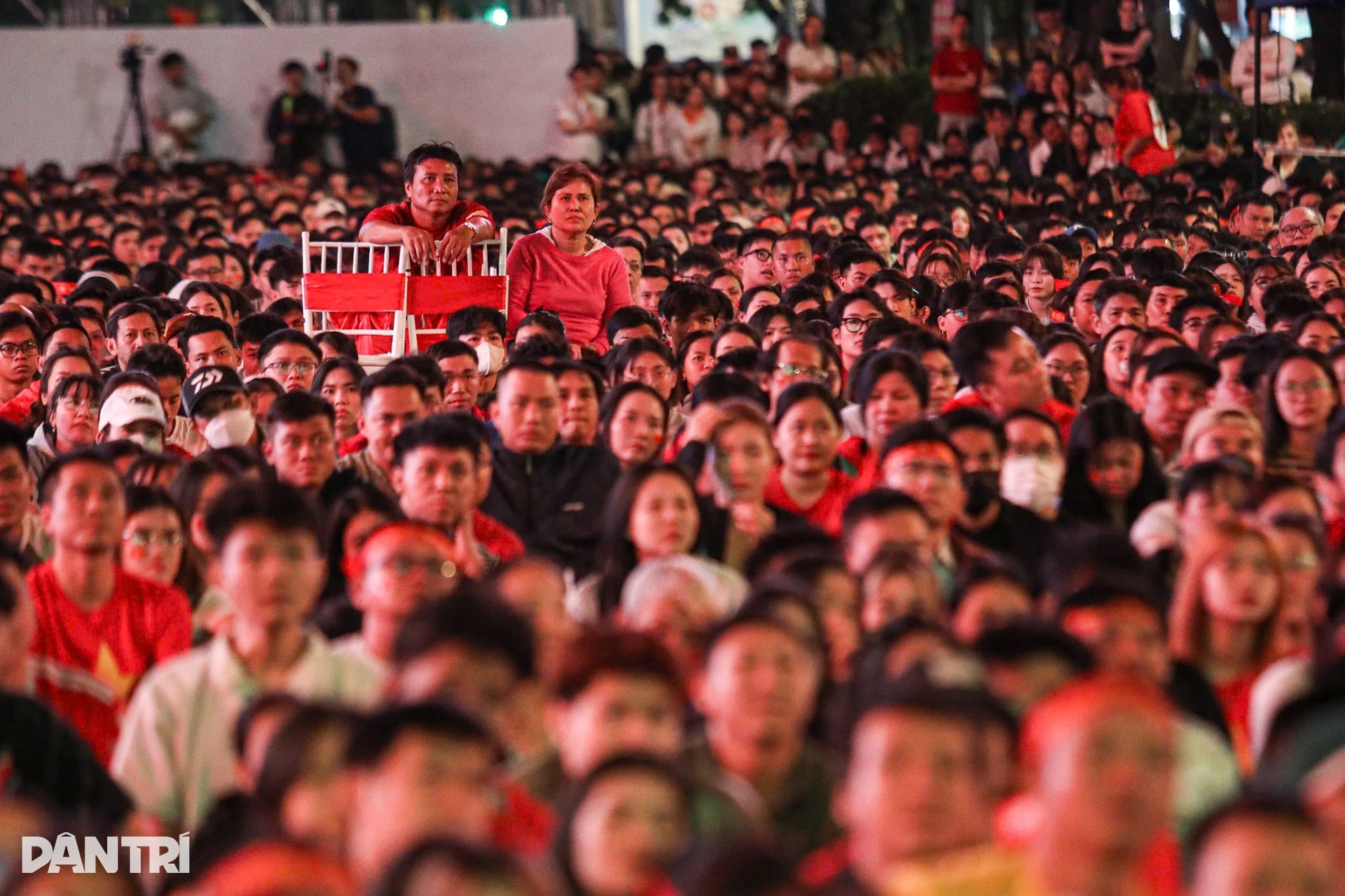 Nỗi buồn trên gương mặt CĐV TPHCM sau trận thua Trung Quốc - 12