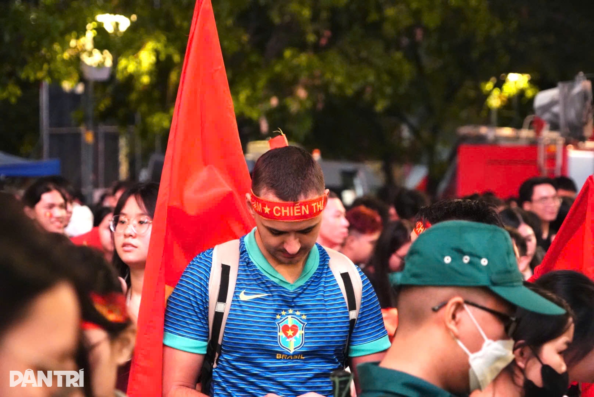 Nỗi buồn trên gương mặt CĐV TPHCM sau trận thua Trung Quốc - 13