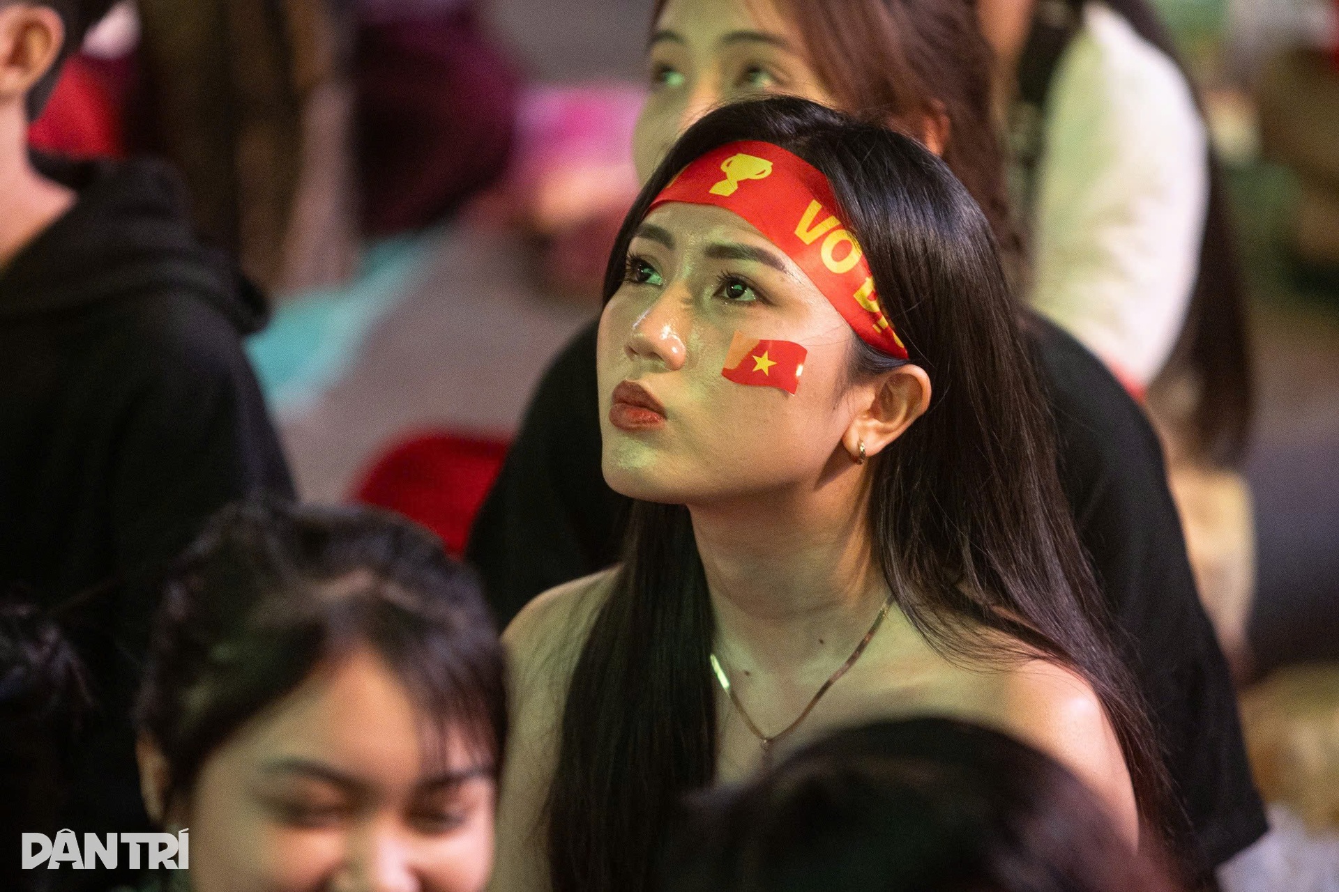 Nỗi buồn trên gương mặt CĐV TPHCM sau trận thua Trung Quốc - 14