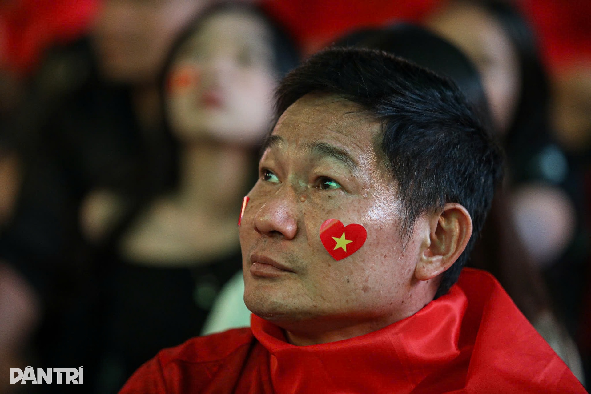 Nỗi buồn trên gương mặt CĐV TPHCM sau trận thua Trung Quốc - 15