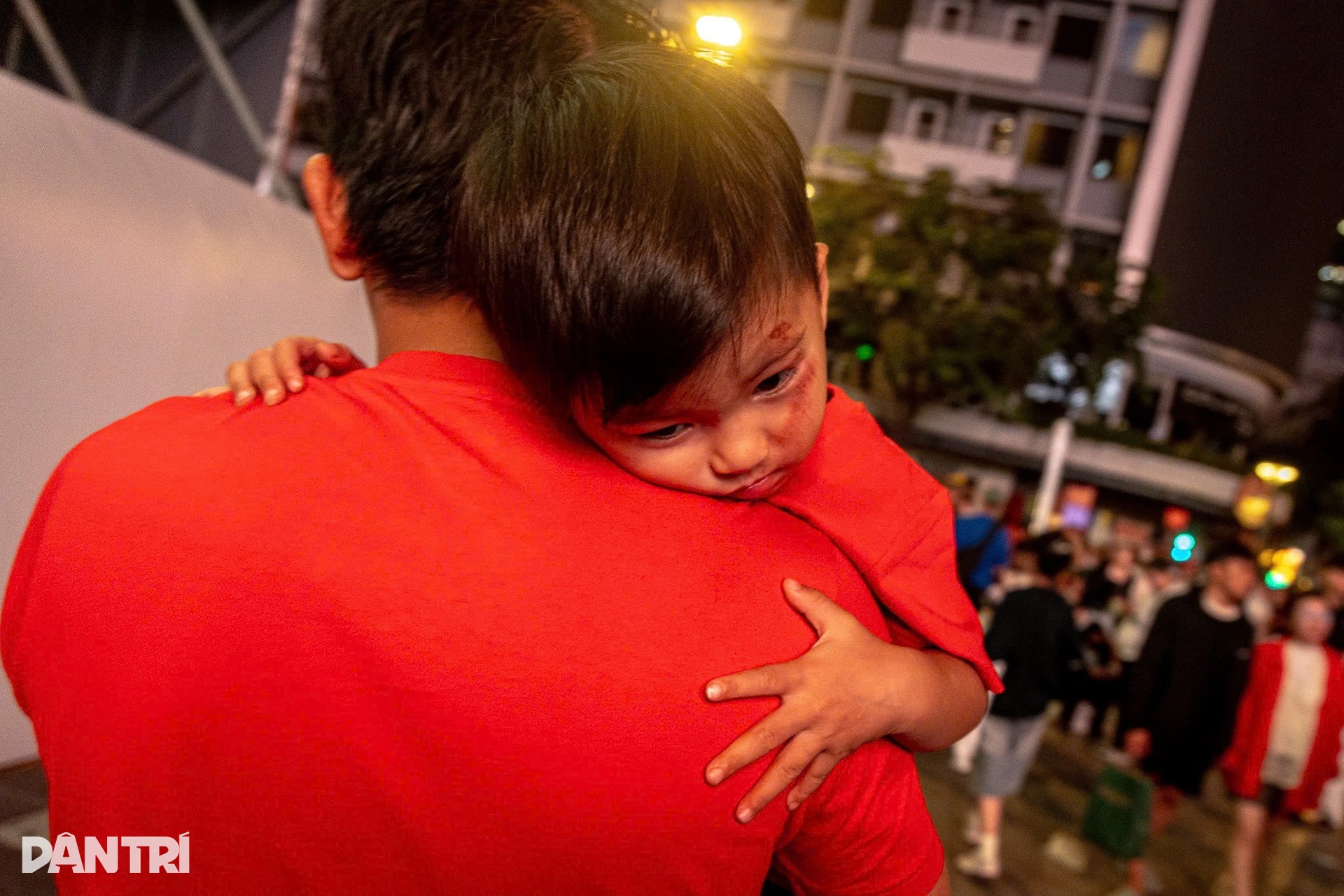 Nỗi buồn trên gương mặt CĐV TPHCM sau trận thua Trung Quốc - 16