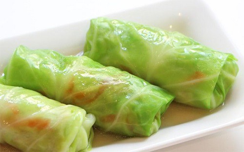 Bắp cải cuộn thịt hấp phù hợp với người ăn uống kém, hay đầy bụng.