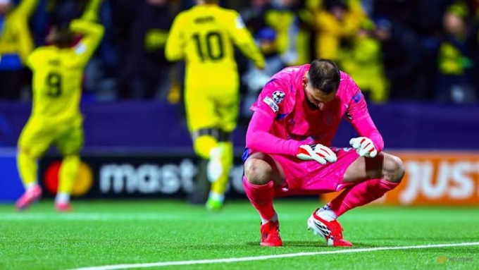 Thủ môn Donnarumma lặng người sau bàn thua trong trận Bodo/Glimt 3-1 Man City ở lượt bảy vòng bảng Champions League tối 20/1. Ảnh: Reuters