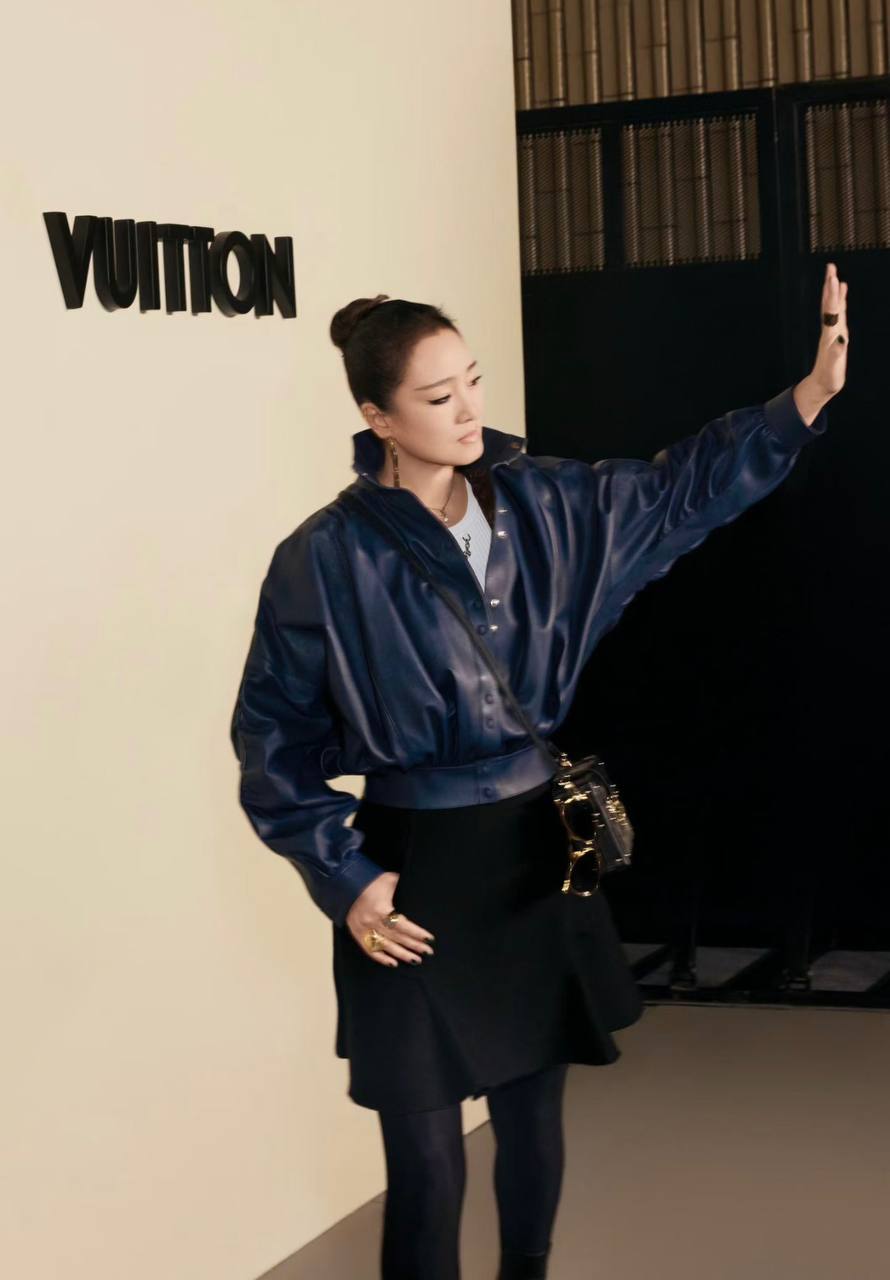 60 tuổi không ai được như minh tinh này: Thần thái quyền lực, mỉm cười vẫy tay một cái là triệu người nể nang- Ảnh 8.