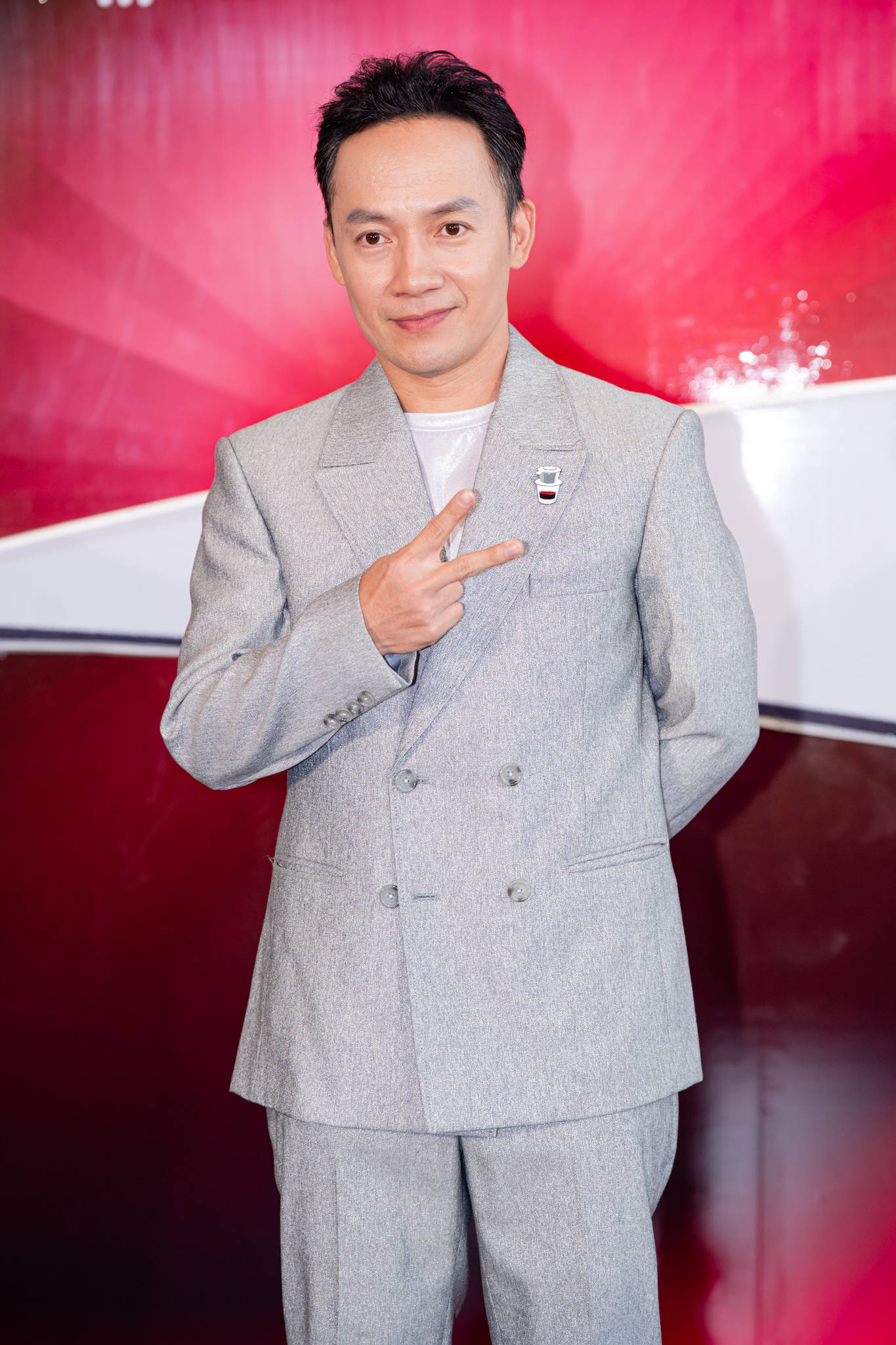 Zoom cận nhóm nam đầu tiên của Việt Nam bước ra từ show 