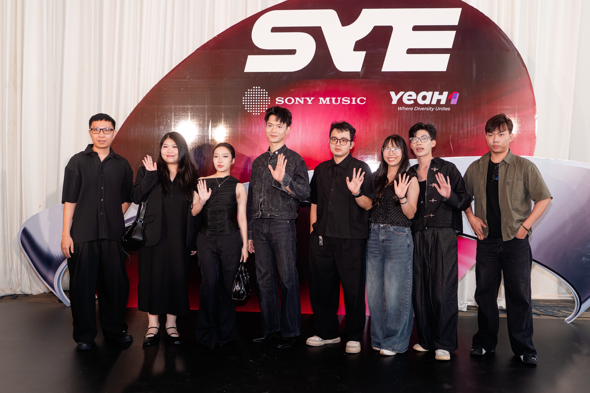 Zoom cận nhóm nam đầu tiên của Việt Nam bước ra từ show 