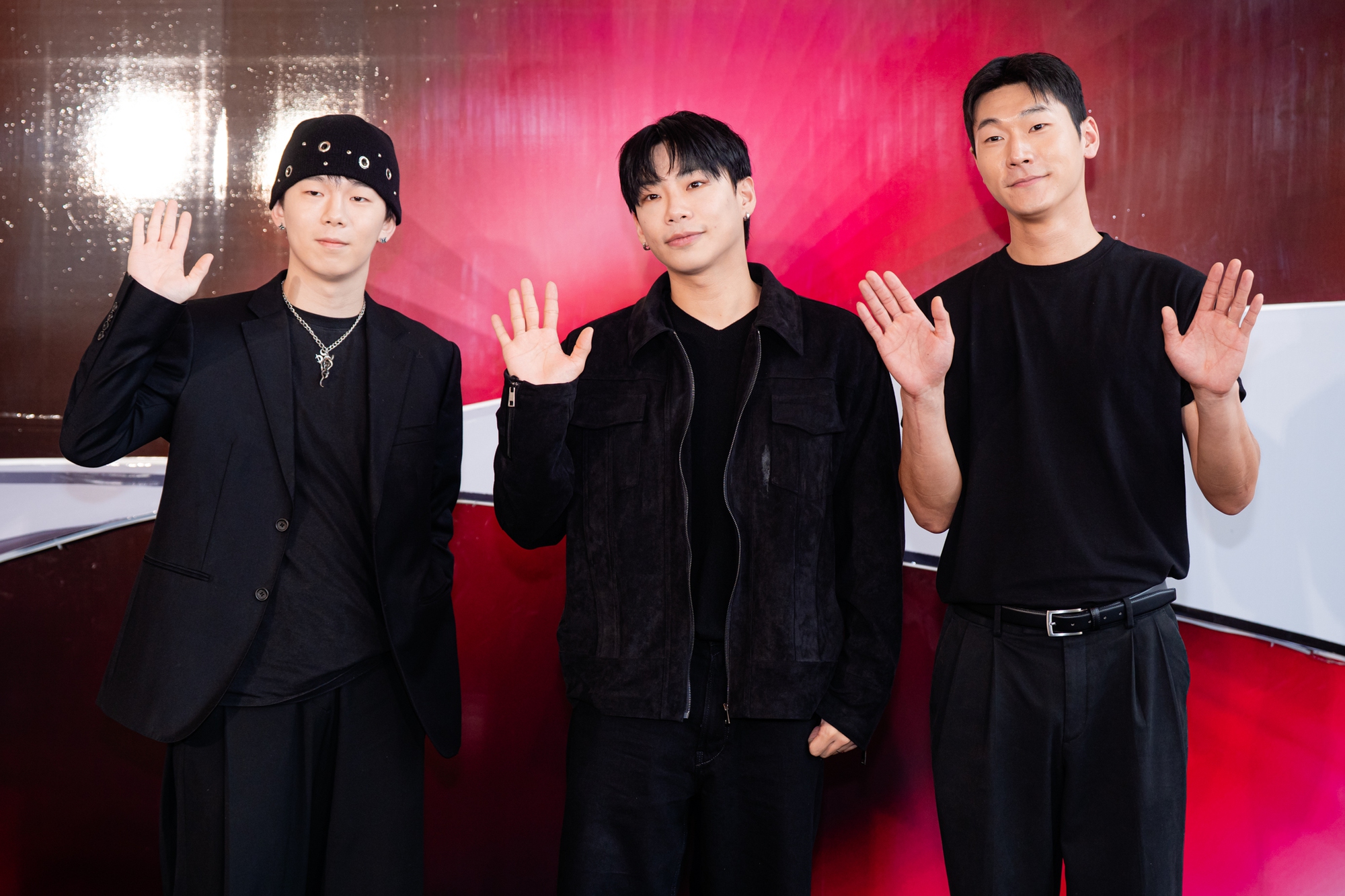 Zoom cận nhóm nam đầu tiên của Việt Nam bước ra từ show 