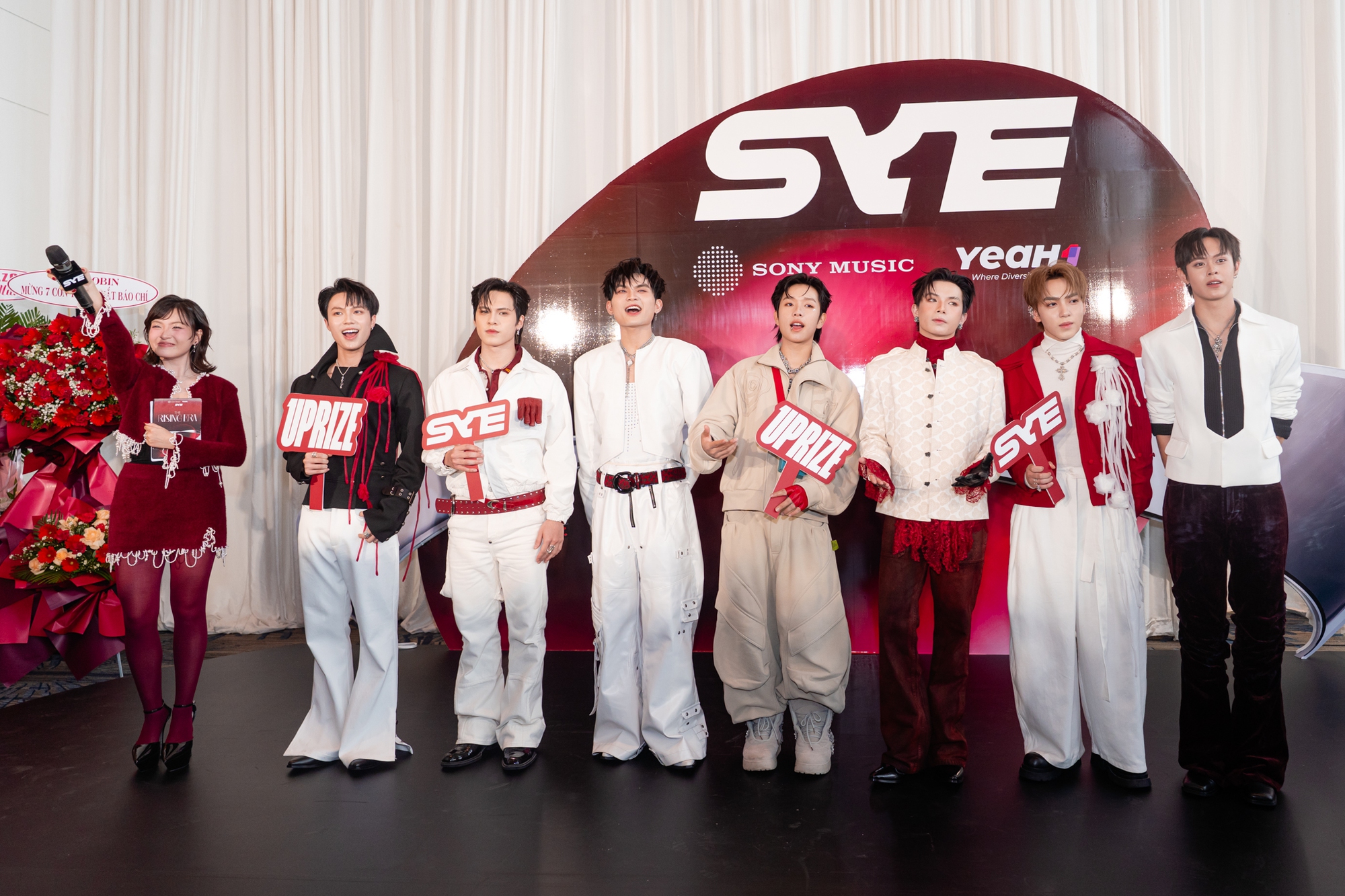 Zoom cận nhóm nam đầu tiên của Việt Nam bước ra từ show 