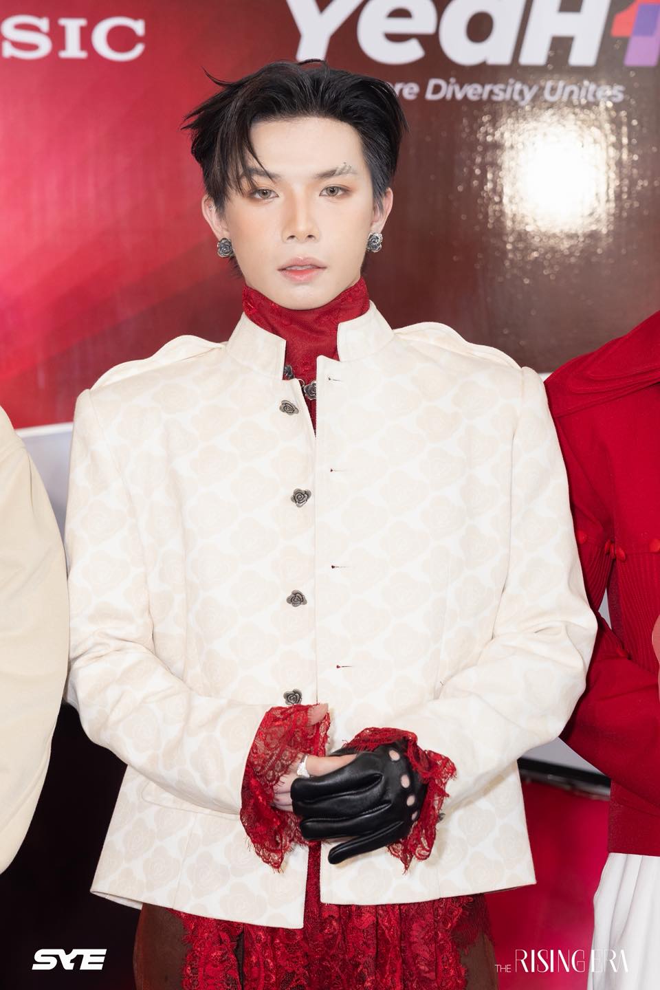 Zoom cận nhóm nam đầu tiên của Việt Nam bước ra từ show 