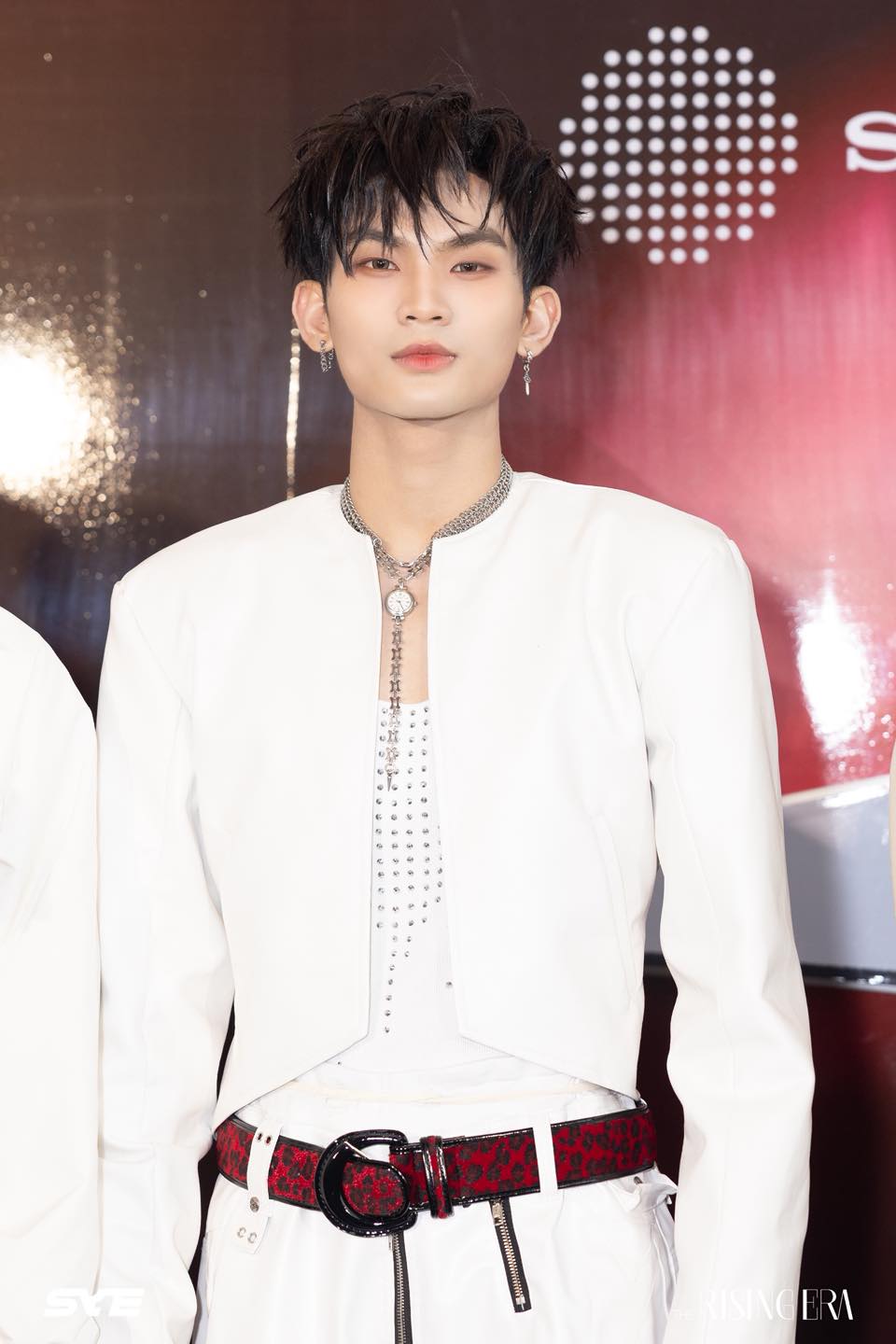 Zoom cận nhóm nam đầu tiên của Việt Nam bước ra từ show 