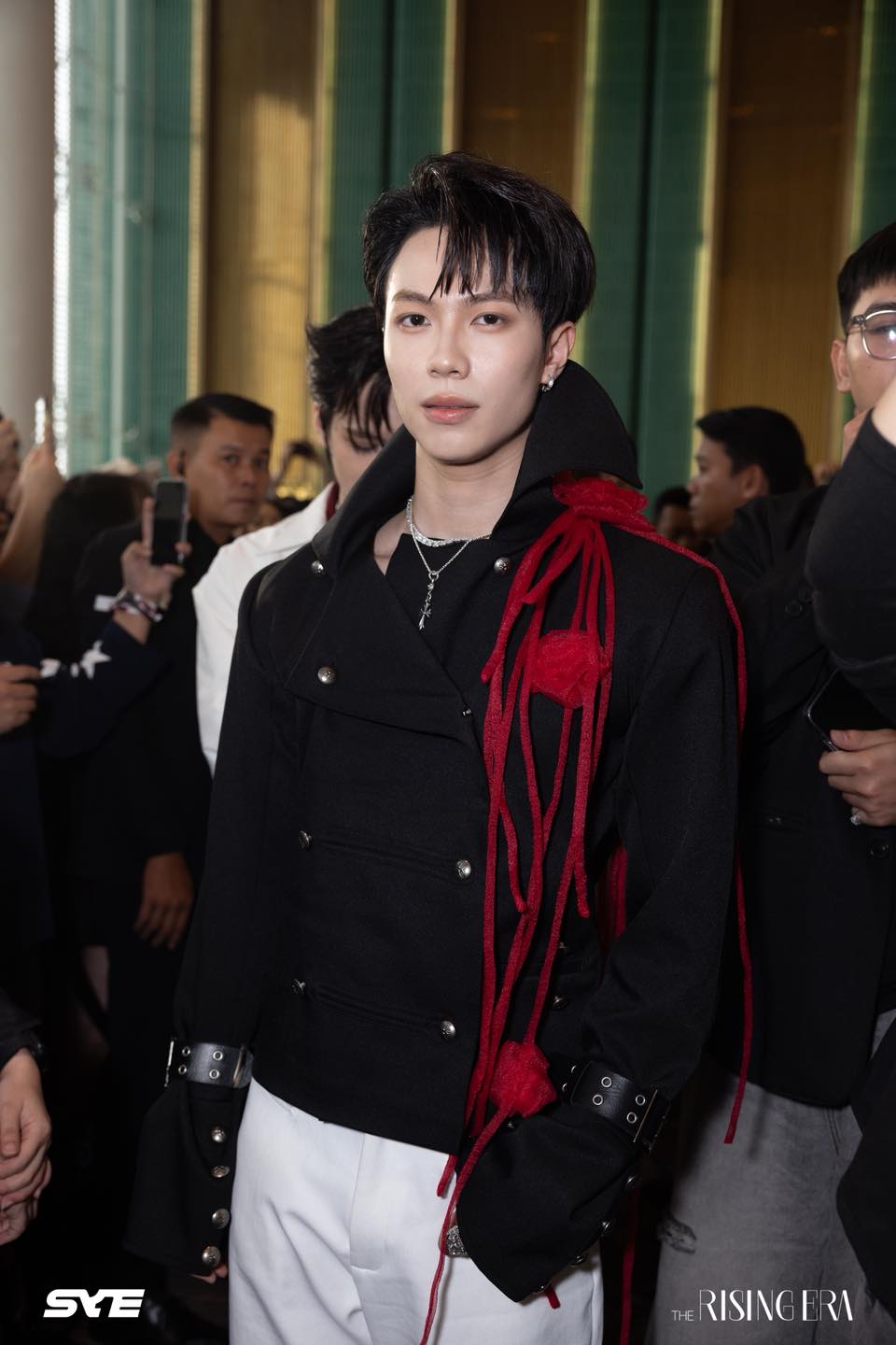 Zoom cận nhóm nam đầu tiên của Việt Nam bước ra từ show 